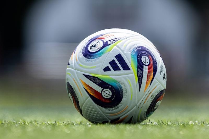 Der Spielball der 3. Liga auf einem Podest.